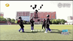 但是这次的结果出人意料,西瓜真得被劈成了两半:
