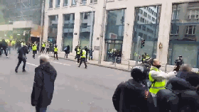 示威者与警方在街上对峙(图源:推特)
