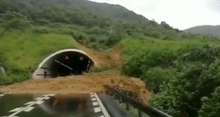  △G1523甬莞高速往台州方向角洞岙隧道出口塌方，堵塞整个隧道出口。