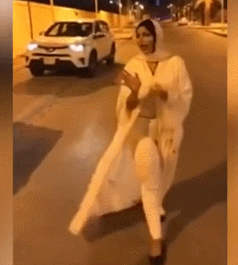 点击查看大图 沙特女主持出镜时衣服被风吹起 因着装不雅遭调查