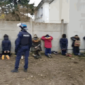 1544168702265975.gif 中学生们跪在地上(图源:推特)