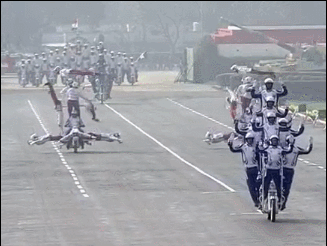印度举行建军节阅兵式 新一波摩托车特技画面来