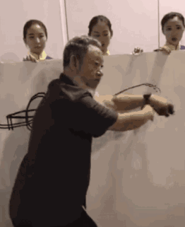 网传邵岩的射墨书法GIF。
