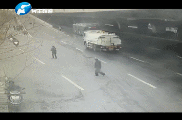 逆行上桥 这可能是洒水车最帅的一次出场(图)