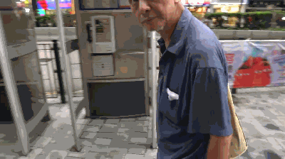 他们还问路人一些匪夷所思的问题:哪里有妓女(*hores、bi*ches)?