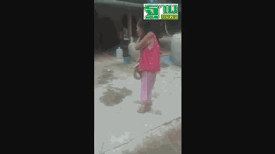 抓2米眼镜蛇被咬50多次 网红女视频直播:没死?|网红 抓2米眼镜蛇被咬50多次 网红女视频直播:没死?|网红