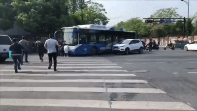 事发后,一圈人围过来一起抬车