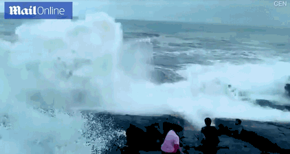 3名游客在印度海滩自拍 巨浪打来一人被卷走死亡