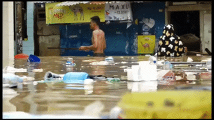 (图为雅加达的洪水 图片来源:BBC)