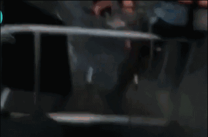 路过的船只用绳索成功救援沉船上的游客