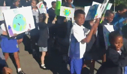 南非约翰内斯堡,一所预备学校的学生举行游行,要求政府对气候变化采取行动