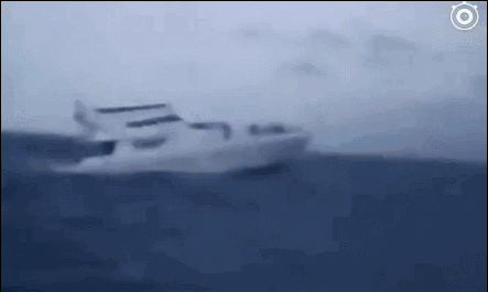 路过的船只拍下了“凤凰号”沉船前的画面