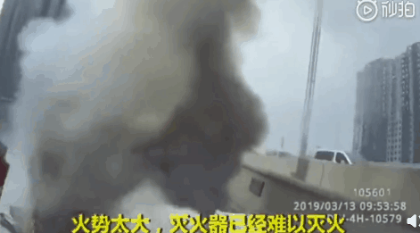 逆行上桥 这可能是洒水车最帅的一次出场(图)