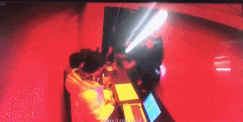 △ 画面中的保安拖拽几乎无意识的女性去VIP客房伺候大佬,这个视频也成为李胜利崩塌的导火索