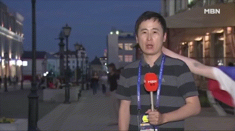 韩国男记者直播世界杯被俄美女偷亲 当街咧嘴大笑
