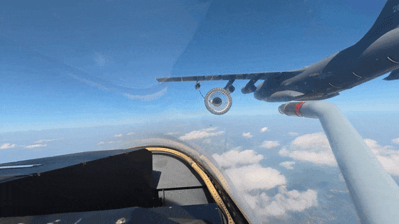 空军首次在院校组织实施空中加油专项训练