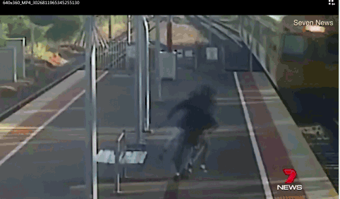 19岁男孩强行把女友扔下火车 监控拍下震惊一幕
