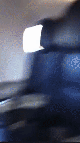 墨西哥一架飞机滑行时遭枪击 舱内乘客趴地上躲子弹