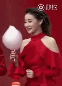 然后假装什么都没发生过一样,露出了淑女般的微笑。