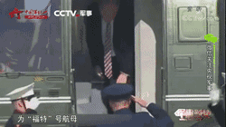 与此同时,数千名美国民众也来到诺福克海军基地,观看航母的服役仪式。