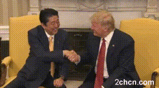 朗普:哟!小三,挣了不少钱啊!赶紧给哥上供!半夜后门进! 小三:哎呀!老流氓又来敲诈了!