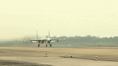 视频来了：空军苏-35战机赴南海战斗巡航