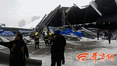华商网:西安一批发市场大棚被积雪压塌 有人受伤(图)