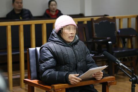 60多岁的吴女士在房山法院受审。