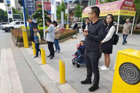 装在人行道边上的“神器”，行人闯红灯越线，黄桩便会朝行人喷出水雾警告。