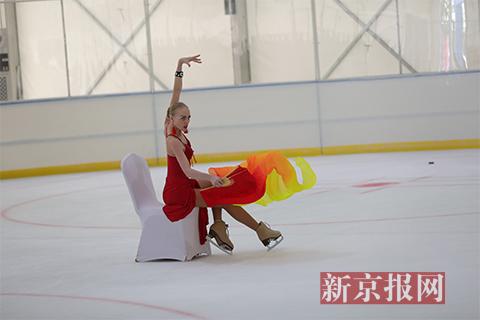 俄罗斯花样滑冰队员在场上表演。 新京报记者 王飞 摄
