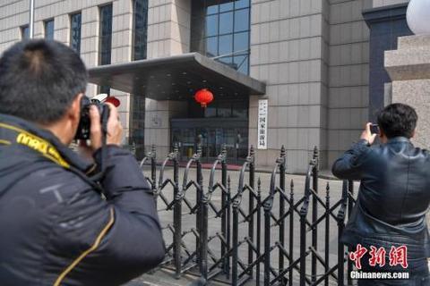 资料图：3月13日下午，民众在原国家旅游局大门前拍照。 中新社记者 骆云飞 摄