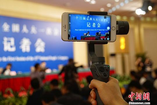 资料图:图为十三届全国人大一次会议记者会现场。中新社记者 李卿 摄