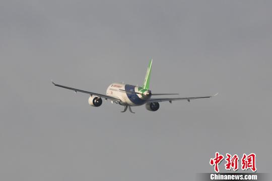 中国商飞C919大型客机第二架机在上海浦东国际机场第四跑道成功起飞。 殷立勤 摄