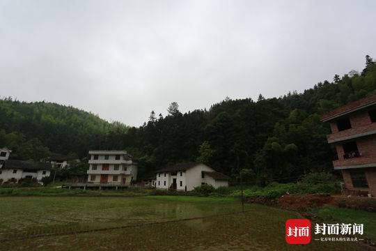 李锦莲家的老房子(图片中间白墙黑瓦的房屋)附近已盖起新式房屋