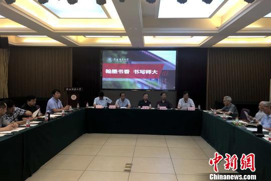 图为陕西师范大学2018级新生录取通知书开笔仪式现场。 梅镱泷 摄　阿琳娜　摄