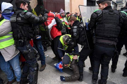 巴黎警方表示，15日已有21人被拘。AFP