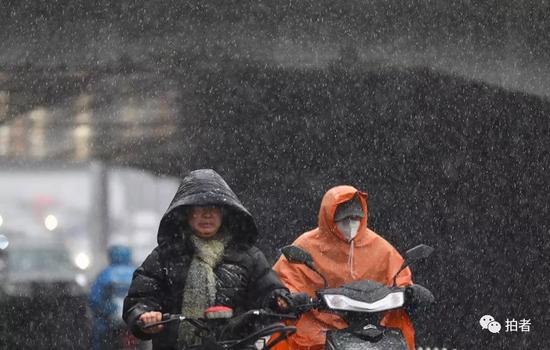 △ 4月4日下午，莲花桥，市民骑行在暴雪中。摄影/新京报记者浦峰