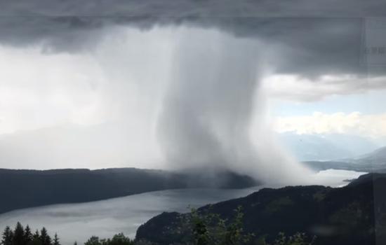 视频：美哭！奥地利现雨瀑倾泻而下奇观