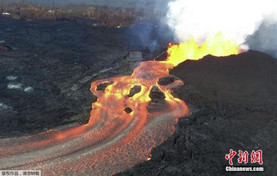 当地时间2018年6月10日，美国夏威夷，基拉韦厄火山持续喷发，熔岩继续肆虐卡波霍湾。