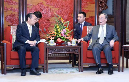 8月31日，国家副主席王岐山在北京会见由干事长二阶俊博率领的日本自民党代表团。新华社记者姚大伟摄