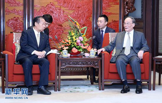 8月31日,国家副主席王岐山在北京会见由干事长二阶俊博率领的日本自民党代表团。新华社记者姚大伟摄