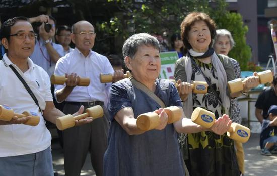 日本老人 图片来源：视觉中国