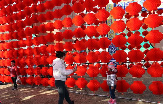 北京龙潭庙会开始布置 春节越来越近