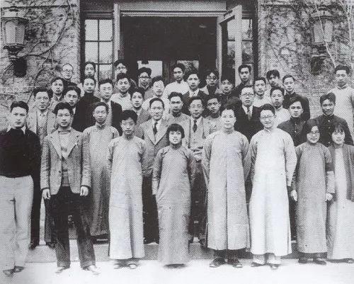 1935年清华大学物理系部分师生在科学馆前合影,赵忠尧在二排左二