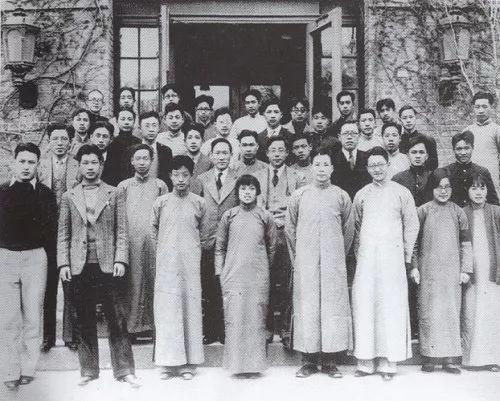 1935年清华大学物理系部分师生在科学馆前合影，赵忠尧在二排左二