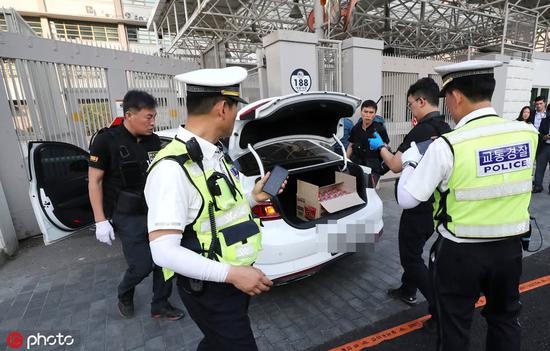 撞上大使馆大门的车辆（IC photo）