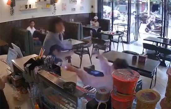 光明日报:女孩奶茶店被打 舆论反转这么快?