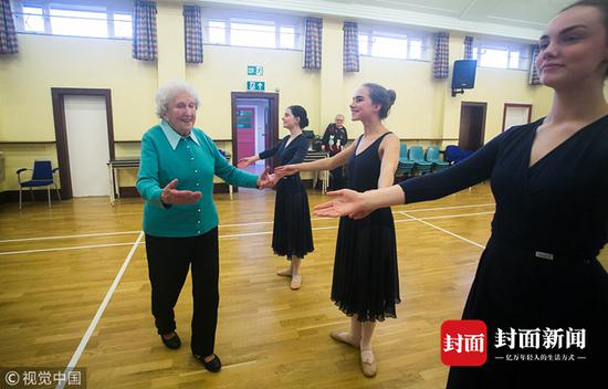 英国97岁老太教72年芭蕾 曾获授大英帝国勋章(图)