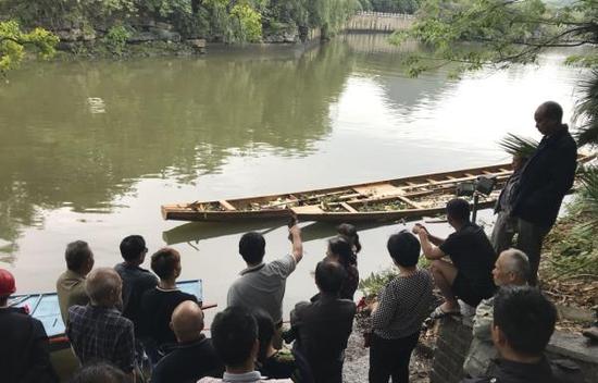 4月22日，市民在翻舟事发地围观。 新华社 图