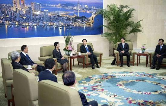 4月24日,中共中央政治局常委、国务院副总理韩正在北京人民大会堂会见来京参加任中培训的澳门特别行政区政府主要官员和检察长。新华社记者 李涛 摄